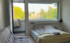 A Bright Apartment Near Metro With A Balcony